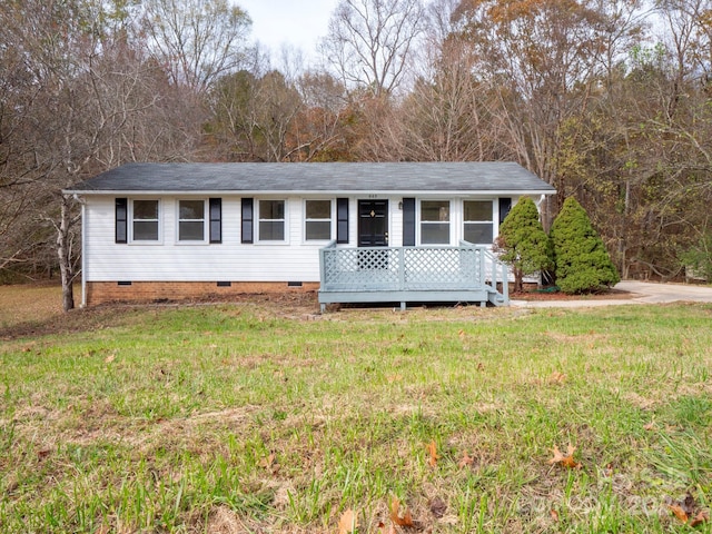 view of front of house featuring a front lawn