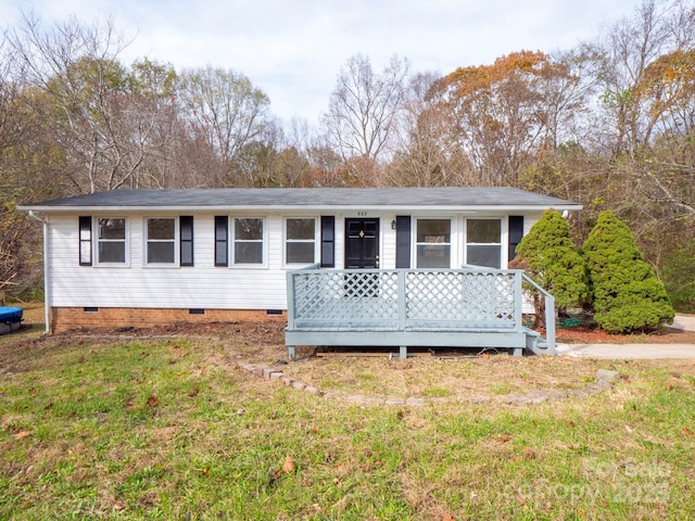 view of front of property featuring a wooden deck and a front yard