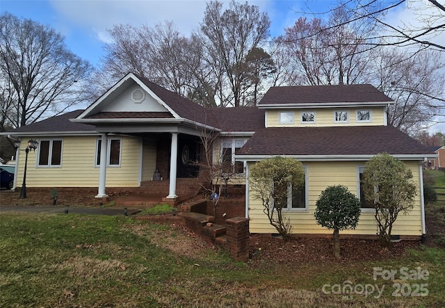 view of front of property featuring a front yard