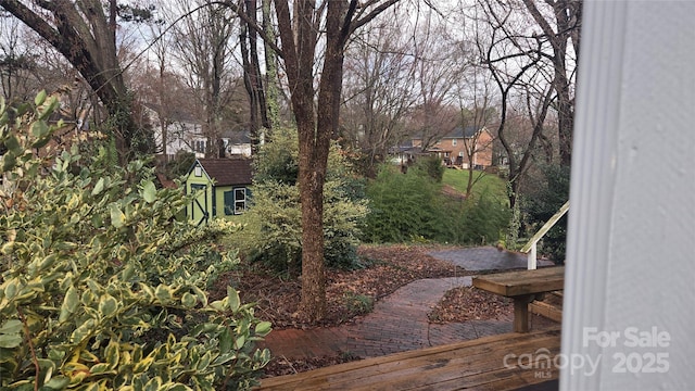 view of yard with an outdoor structure