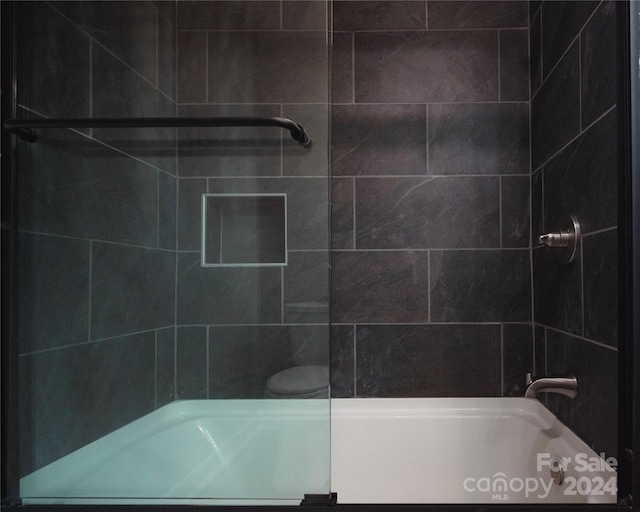 bathroom featuring tiled shower / bath combo