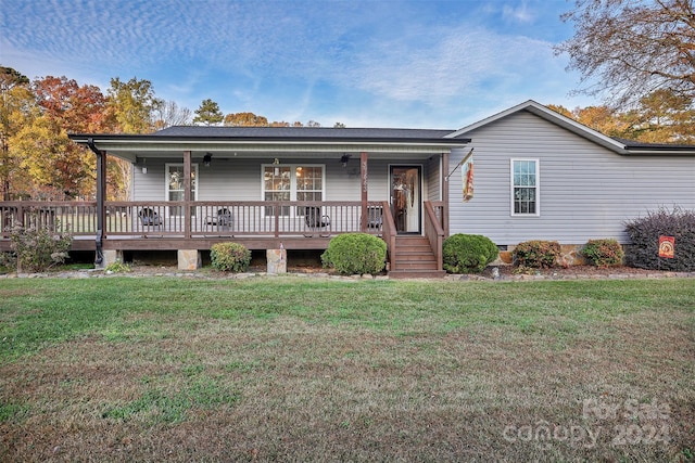 single story home with a front lawn