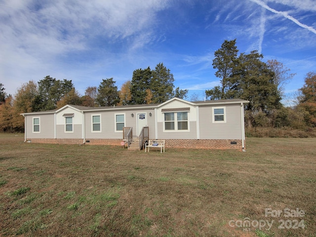 manufactured / mobile home with a front yard