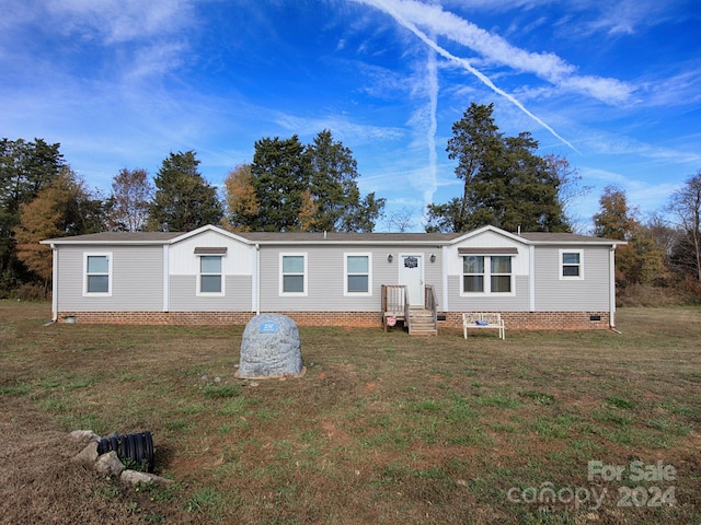 manufactured / mobile home featuring a front lawn