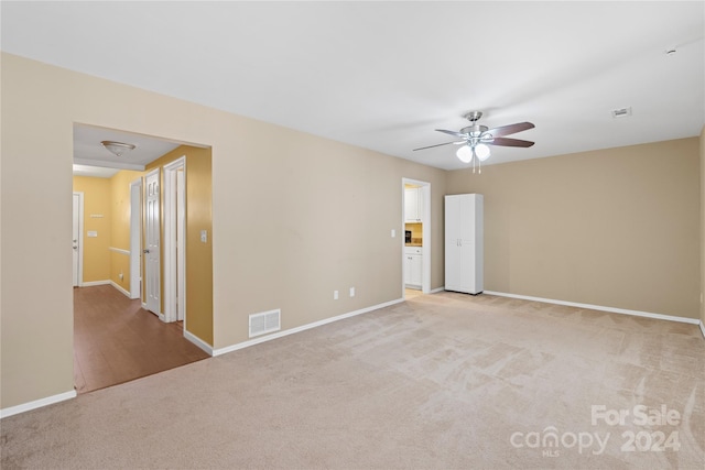 carpeted empty room featuring ceiling fan