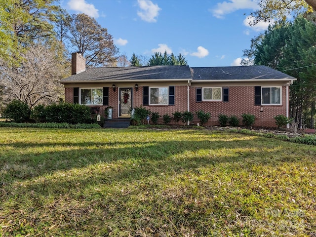 ranch-style house featuring a front yard