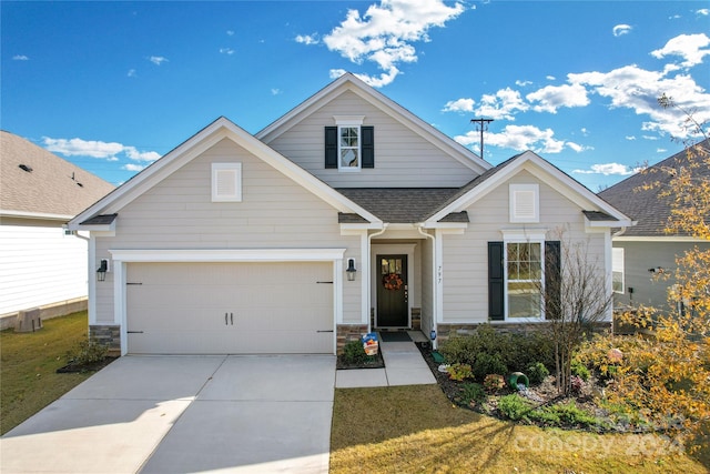 view of front of property featuring a front lawn