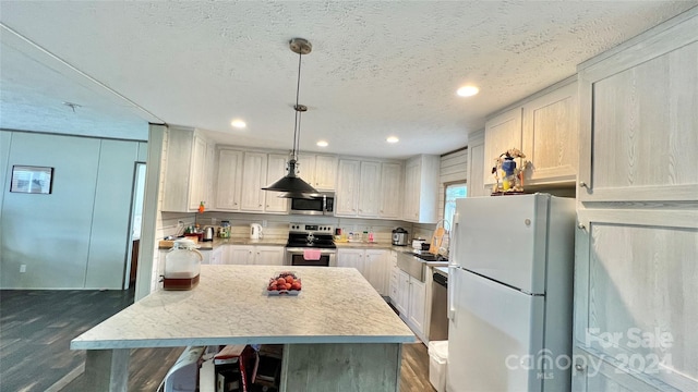 1824 Germantown Pl, Dillon, SC 29536 - kitchen with appliances with stainless steel finishes, light countertops, dark wood-style floors, recessed lighting, and a kitchen breakfast bar