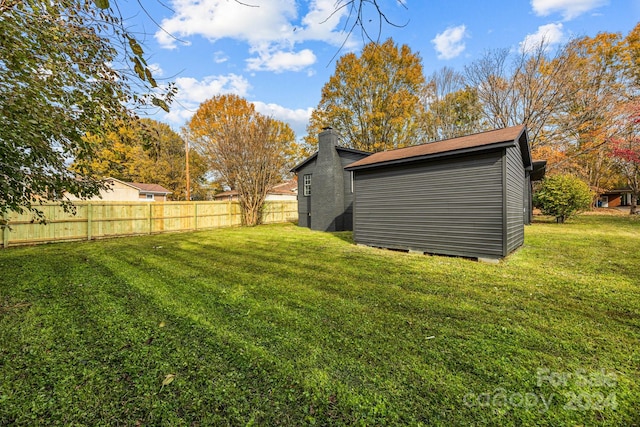 view of yard featuring a storage shed