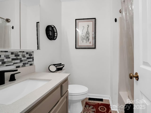 full bath featuring tasteful backsplash, visible vents, toilet, vanity, and baseboards