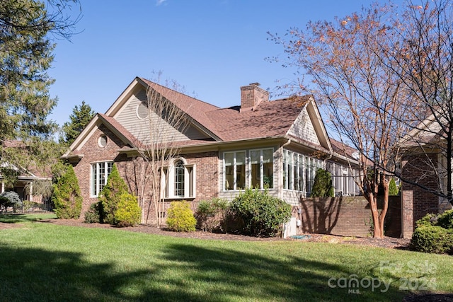 view of front of home featuring a front yard