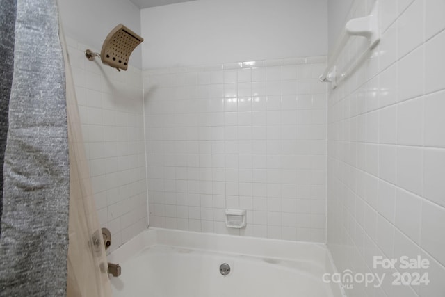 bathroom featuring tiled shower / bath