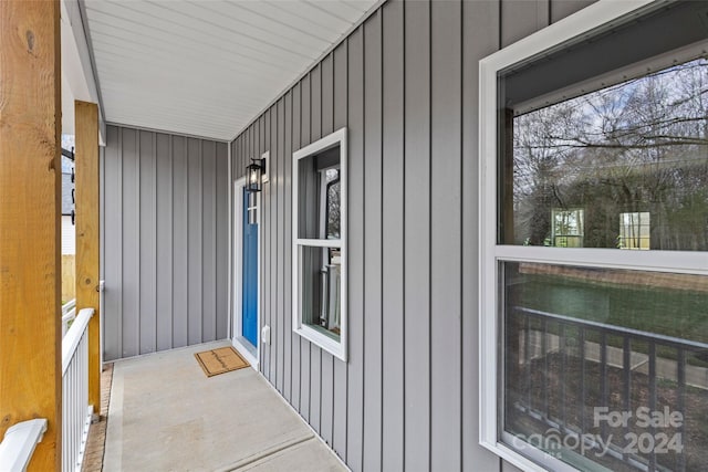 property entrance featuring covered porch