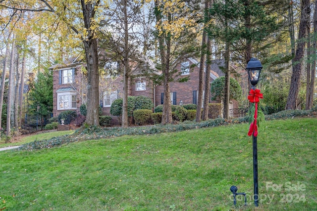 view of property's community featuring a lawn