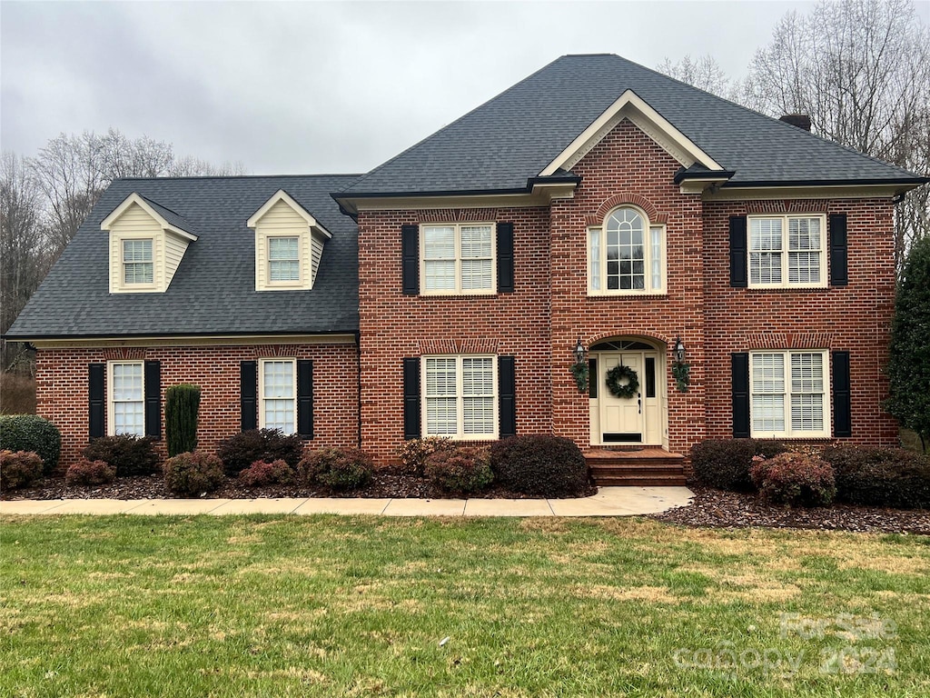 view of front of house with a front lawn