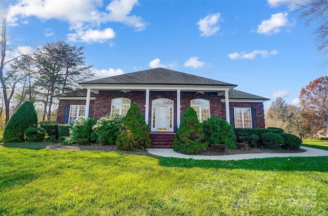 view of front of home featuring a front yard