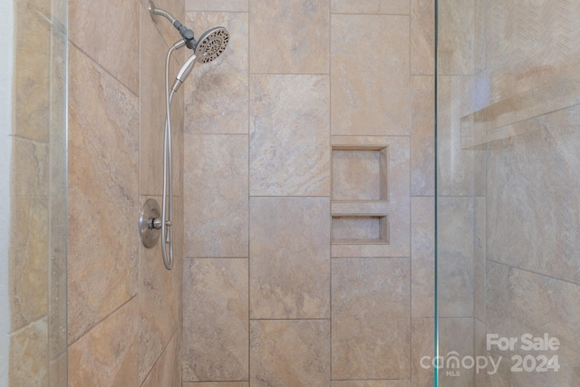 room details featuring tiled shower