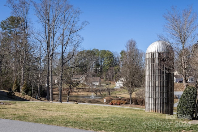 view of property's community featuring a lawn