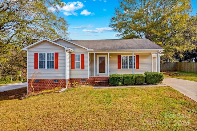 view of front of house featuring a front lawn