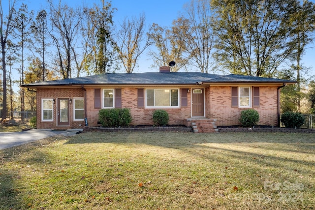 single story home featuring a front lawn