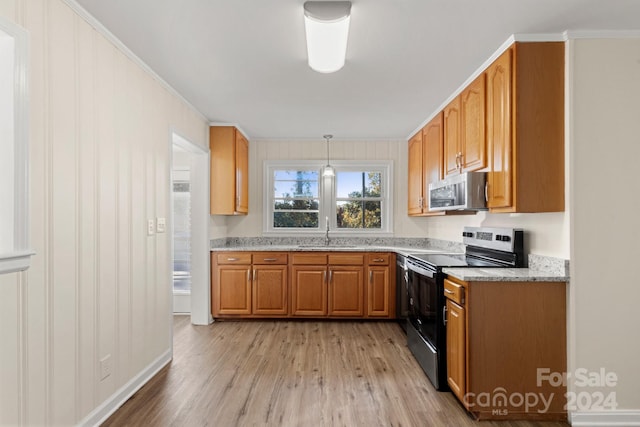 kitchen with sink, hanging light fixtures, light hardwood / wood-style flooring, ornamental molding, and stainless steel appliances