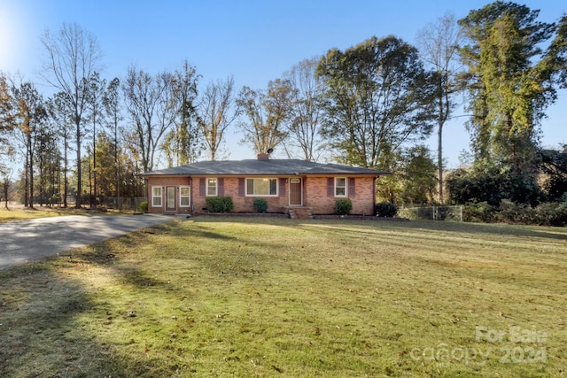 single story home featuring a front yard