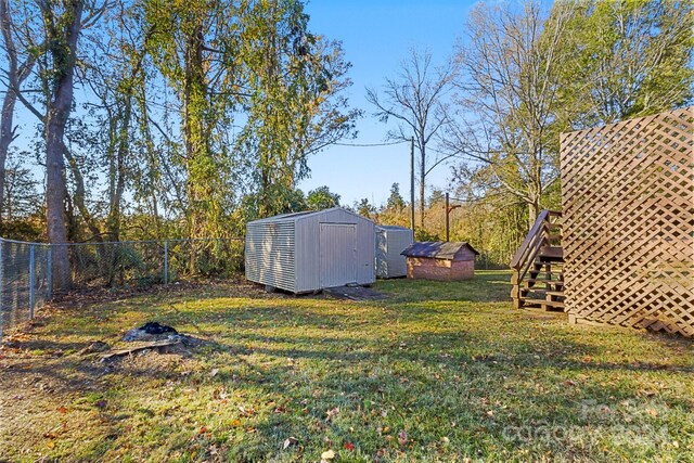 view of yard featuring a shed