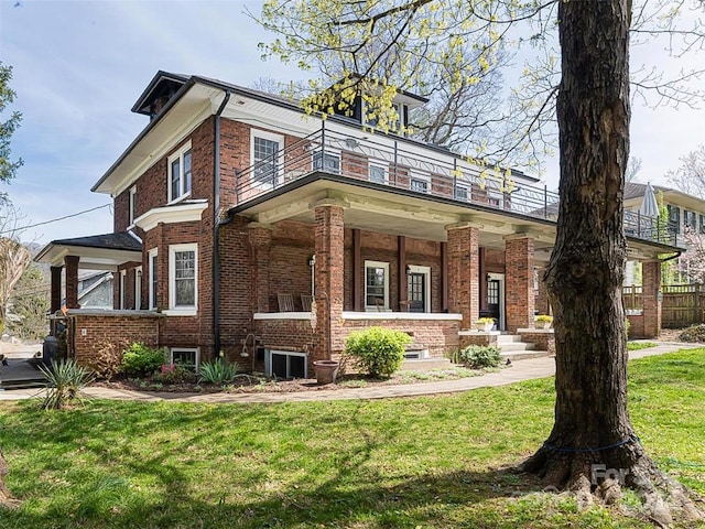 view of front of house featuring a porch and a front yard