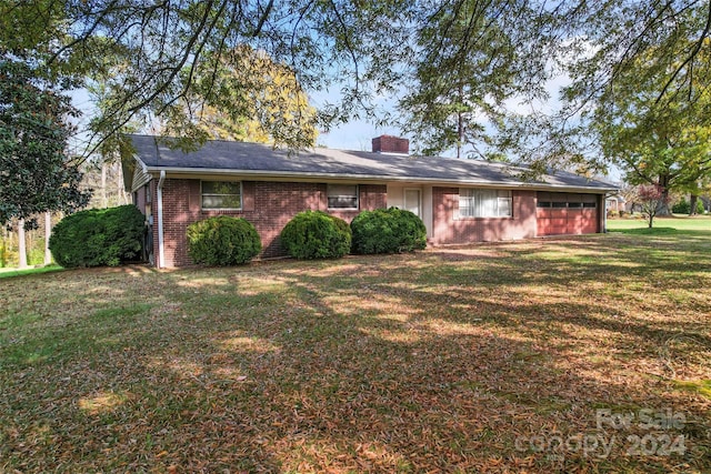 ranch-style home featuring a front lawn