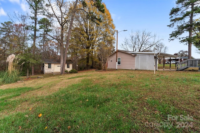 view of yard featuring an outbuilding