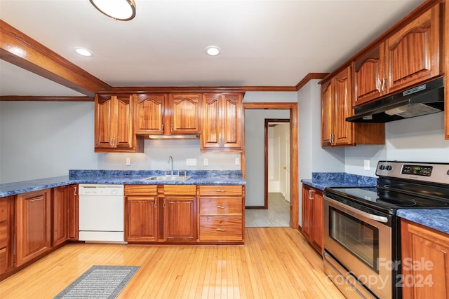 kitchen with dishwasher, electric stove, sink, crown molding, and light wood-type flooring