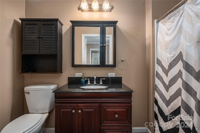 bathroom featuring a shower with shower curtain, vanity, and toilet