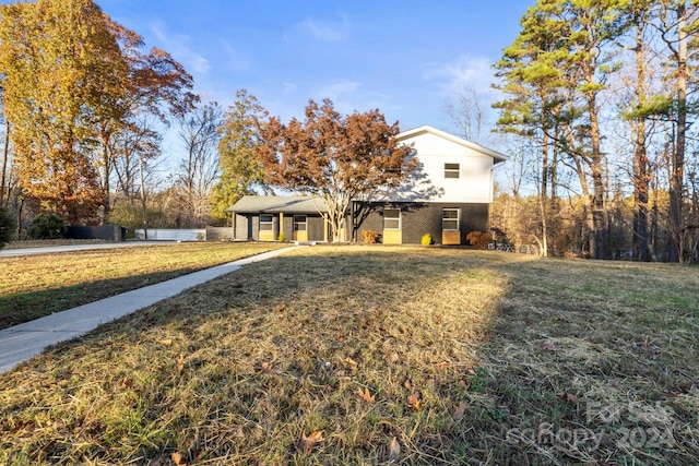 view of front of property featuring a front lawn