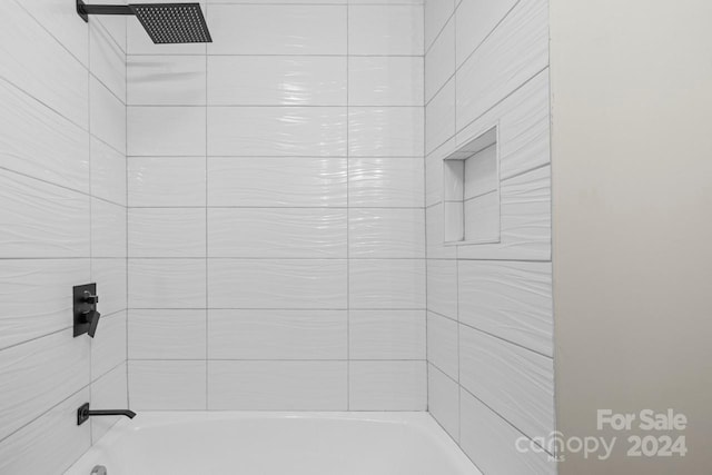 bathroom with tiled shower / bath combo