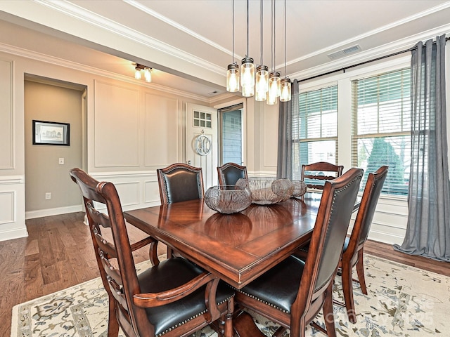 dining room featuring hardwood / wood-style floors, a notable chandelier, and ornamental molding