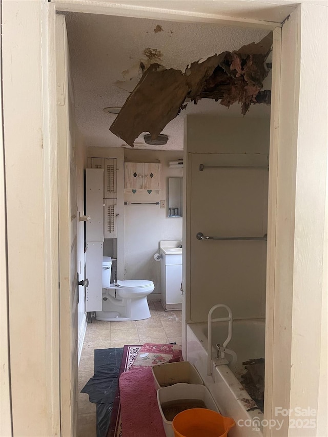 full bath with toilet, a bathing tub, and tile patterned floors