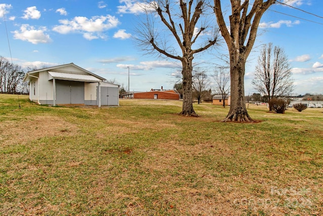 view of yard featuring an outdoor structure