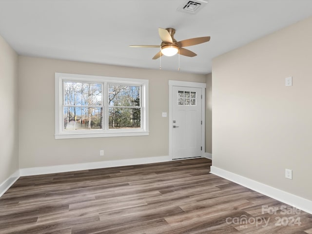 foyer entrance featuring hardwood / wood-style flooring and ceiling fan