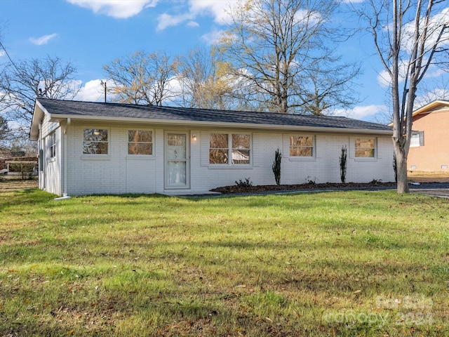 view of front of property featuring a front lawn