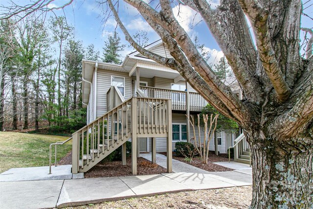 view of front of property featuring a front yard