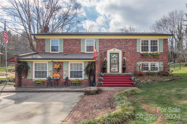 view of front of house featuring a front yard