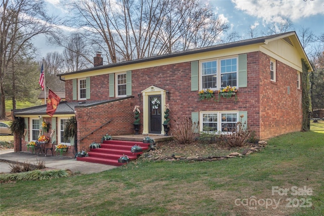 view of front of home featuring a patio and a front yard