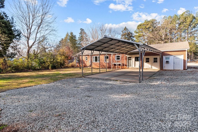 view of front of property featuring a front lawn and a carport