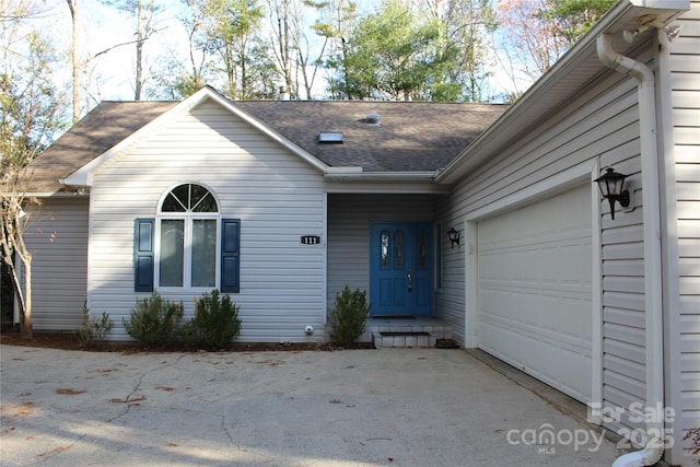 view of front facade featuring a garage