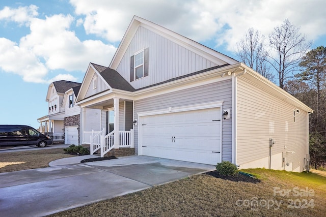 view of front facade featuring a garage