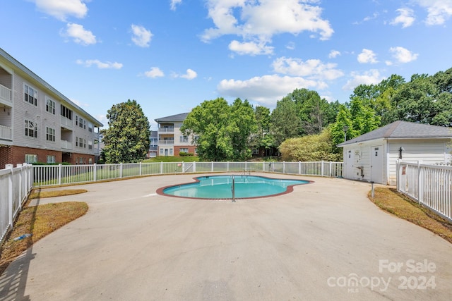 view of swimming pool featuring a patio