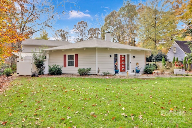 view of front of home featuring a front lawn