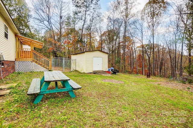 view of yard featuring a storage unit