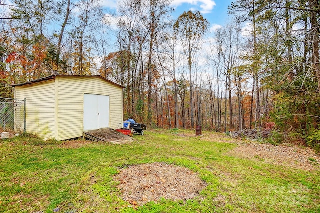 view of yard with a shed