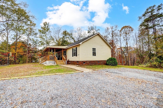 manufactured / mobile home featuring a front yard and covered porch